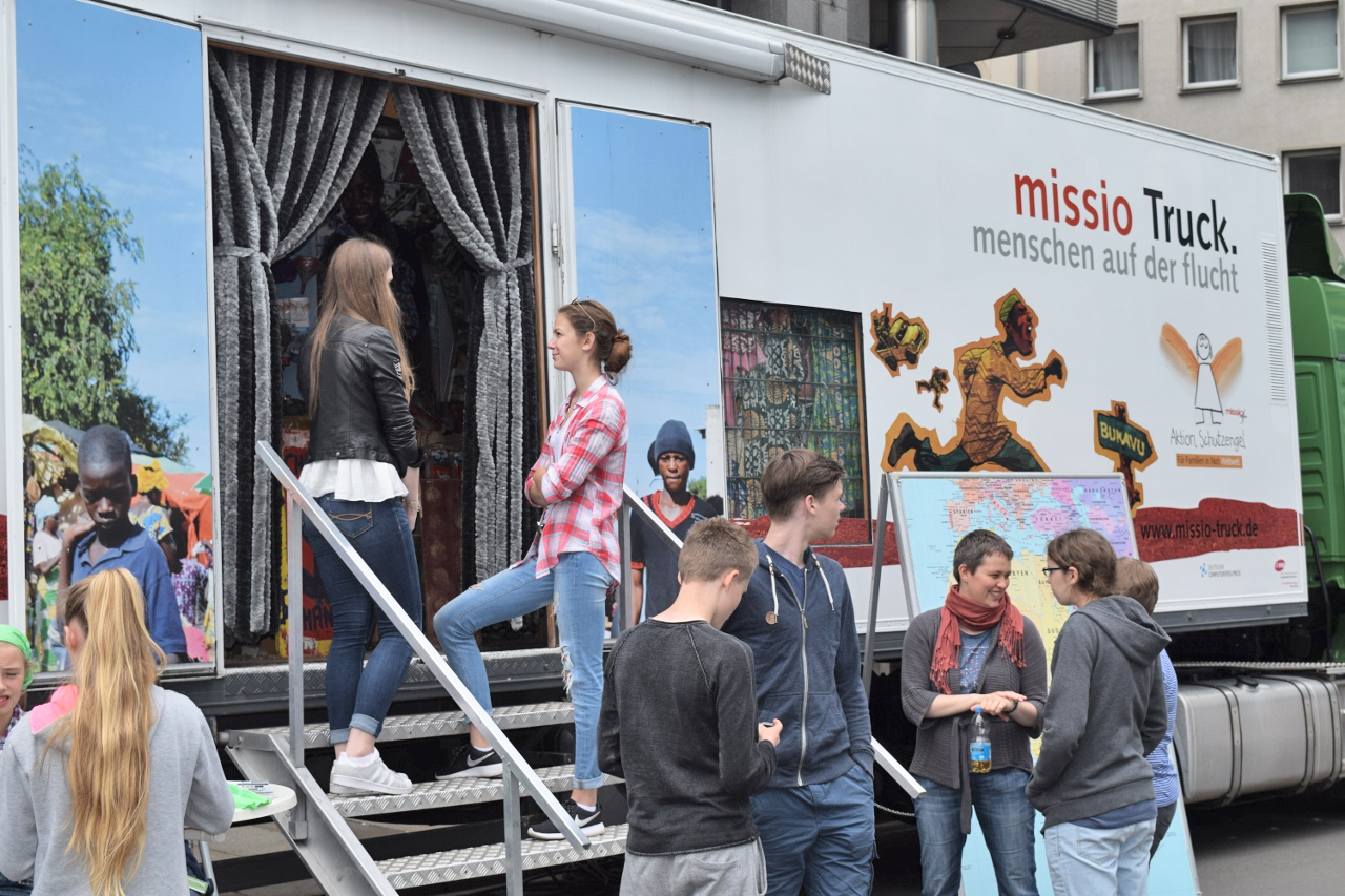 Caritas holt missio-Truck „Menschen auf der Flucht“ ans Schulzentrum
