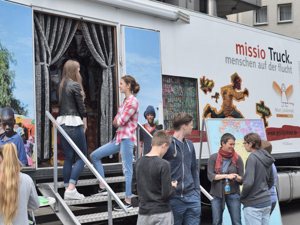 Caritas holt missio-Truck „Menschen auf der Flucht“ ans Schulzentrum