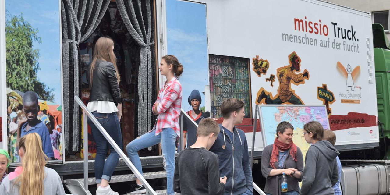 Caritas holt missio-Truck „Menschen auf der Flucht“ ans Schulzentrum